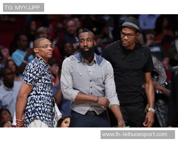 保罗与威少庆生合照温馨互动兄弟情深引发球迷热议